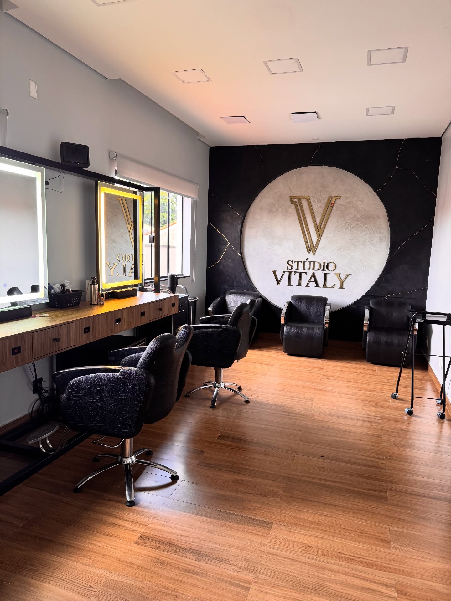 Profissional atendendo cliente no salão